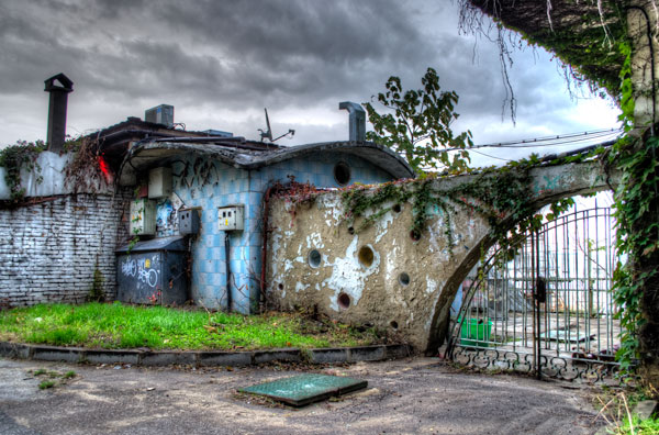 cracking-walls-and-overgrowth-varna