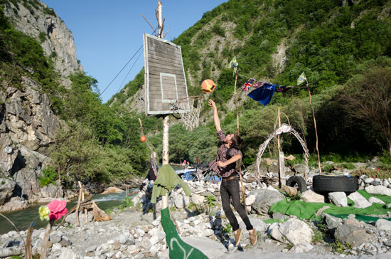 kosovo-river-squat-basketball