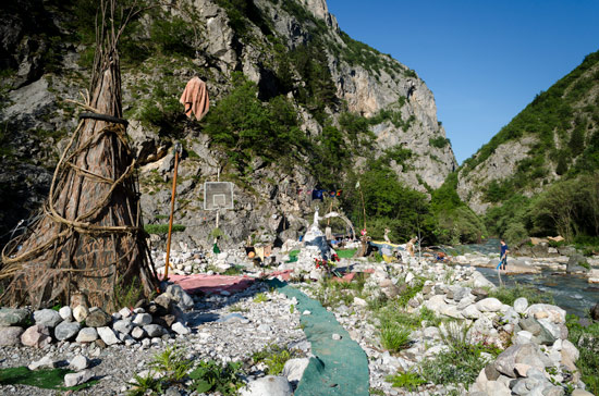 kosovo-river-squat-garden