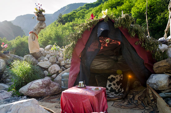 kosovo-river-squat-relaxing