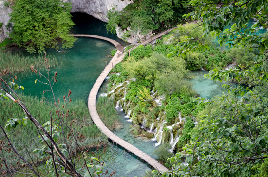 plitvicka-croatia-walk-wooden-walkway