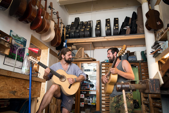 leipzig-playing-guitars