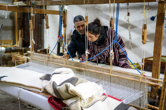 shopping-souks-morocco-blanket-loom