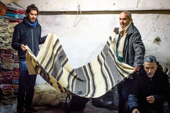souks-morocco-blanket-buying
